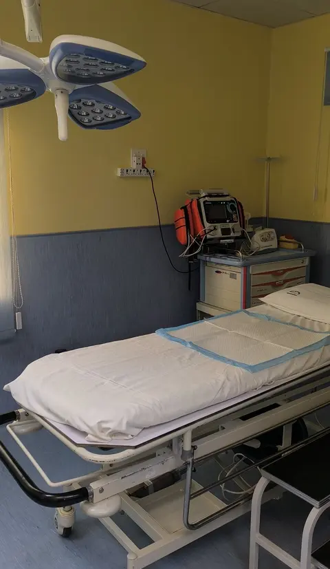 Equipped procedure room at Loaro Surgical Clinic
